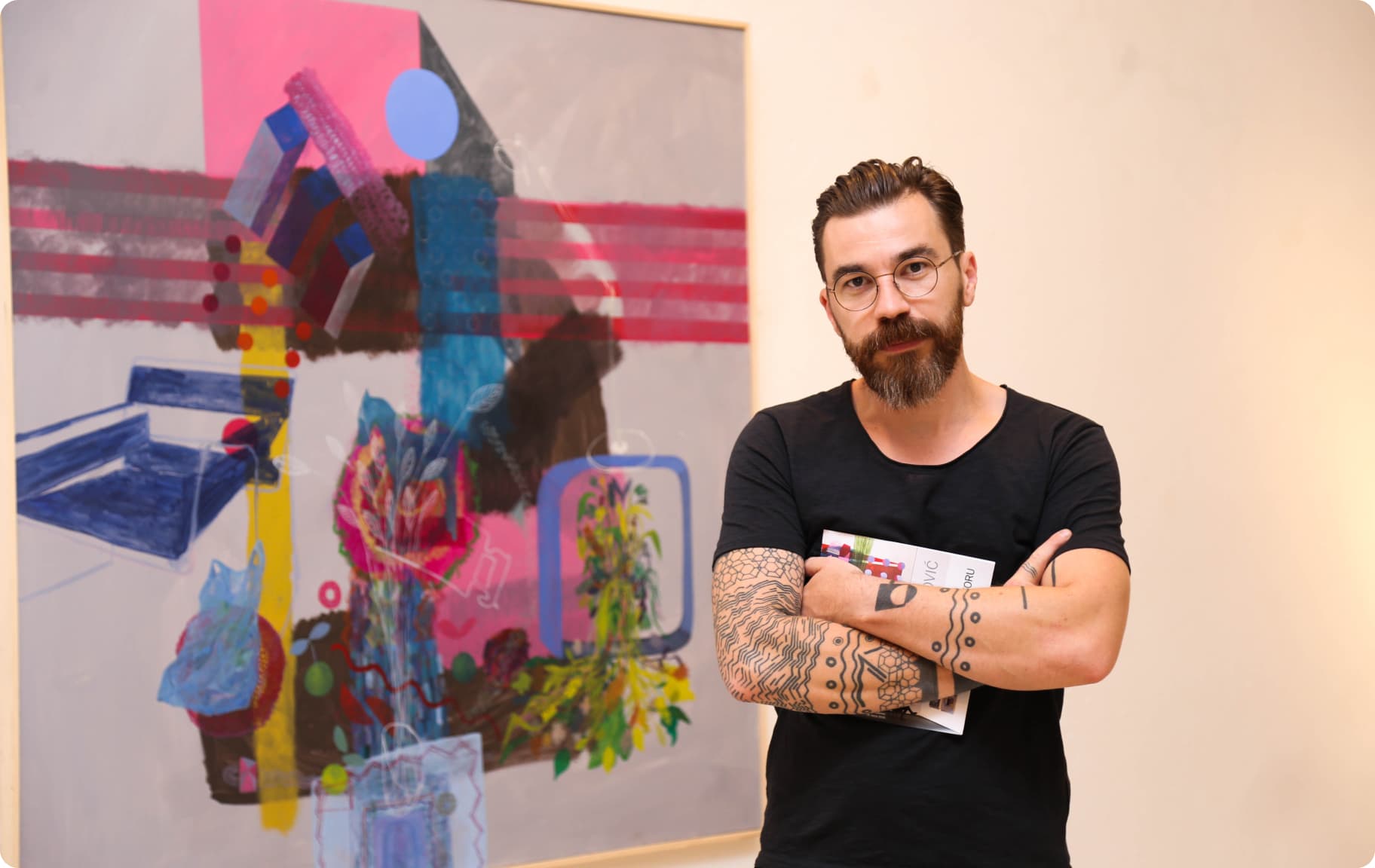 Photo of Zoran Šimunović next to painting